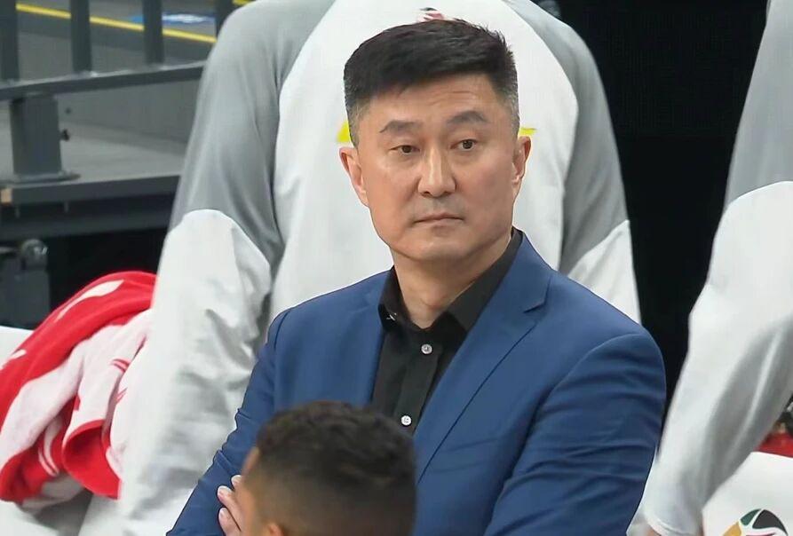 CBA消息！杜锋和广东男篮续约，杨鸣拒绝执教北控 胡金秋膝伤加重